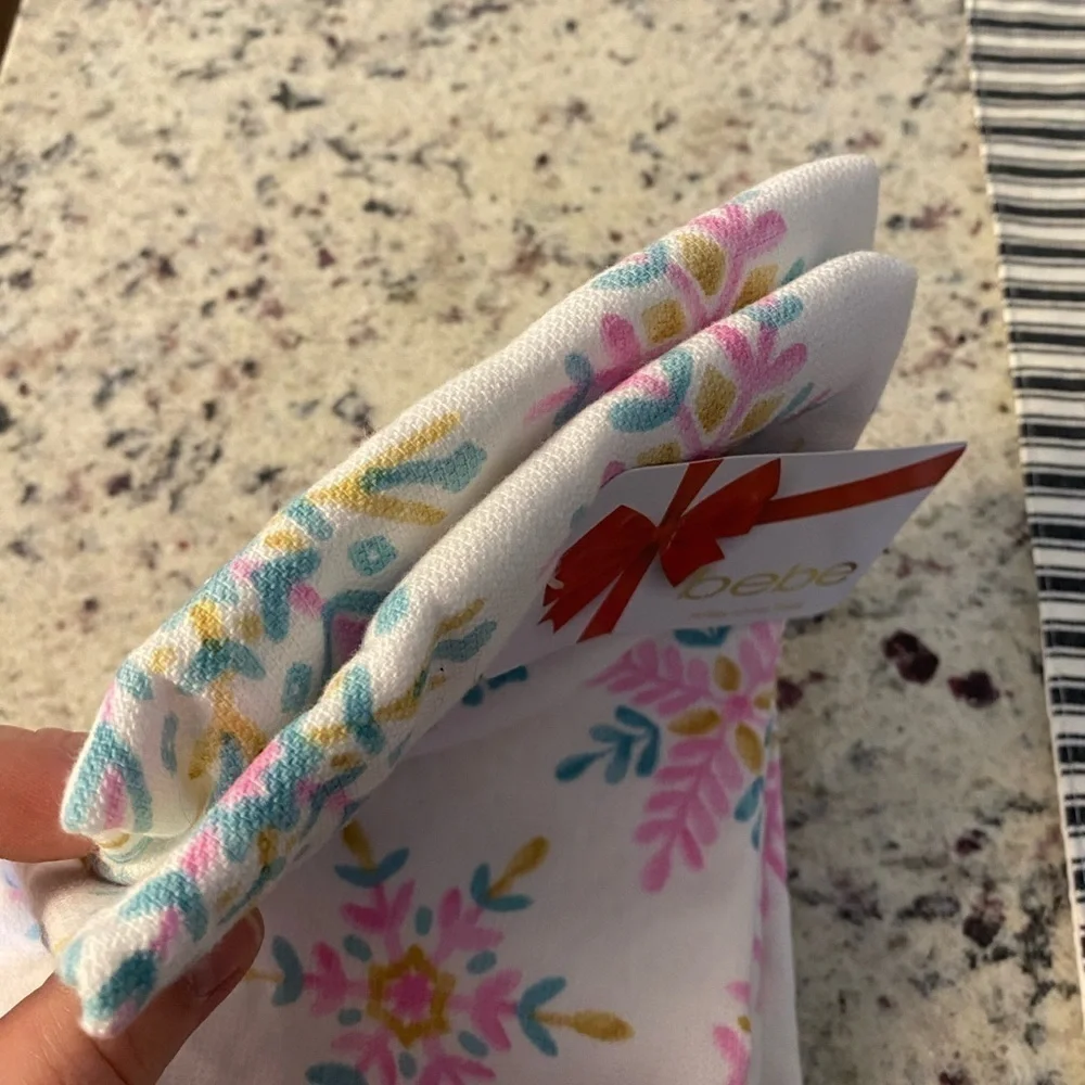 NWT BEBE HOLIDAY MULTICOLORED SNOWFLAKE 2 PACK KITCHEN TOWELS